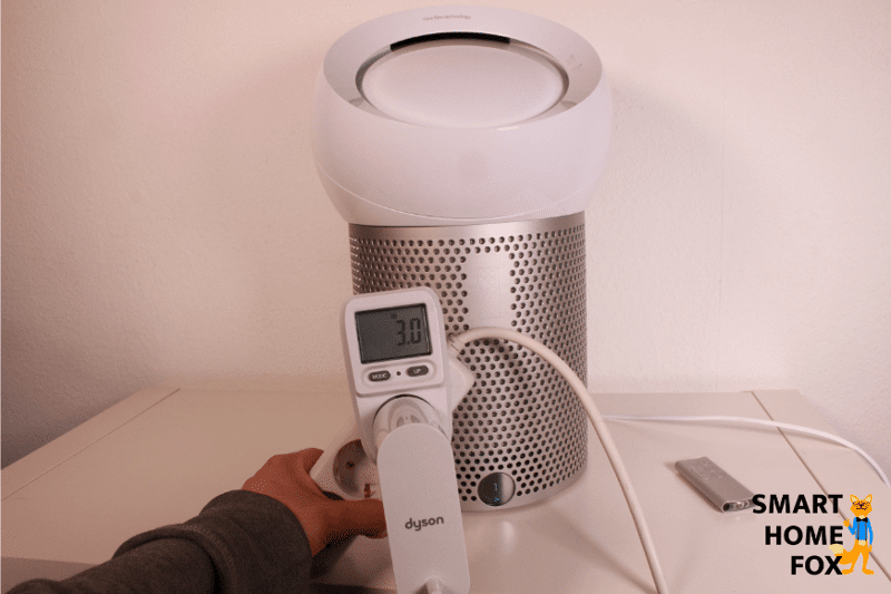 Der Dyson Pure Cool Me BP01 Luftreiniger und Tischventilator ist auf Lüfterstufe 1 und der Stromverbrauch wird mit einem Messgerät gemessen und beträgt 3,0 Watt